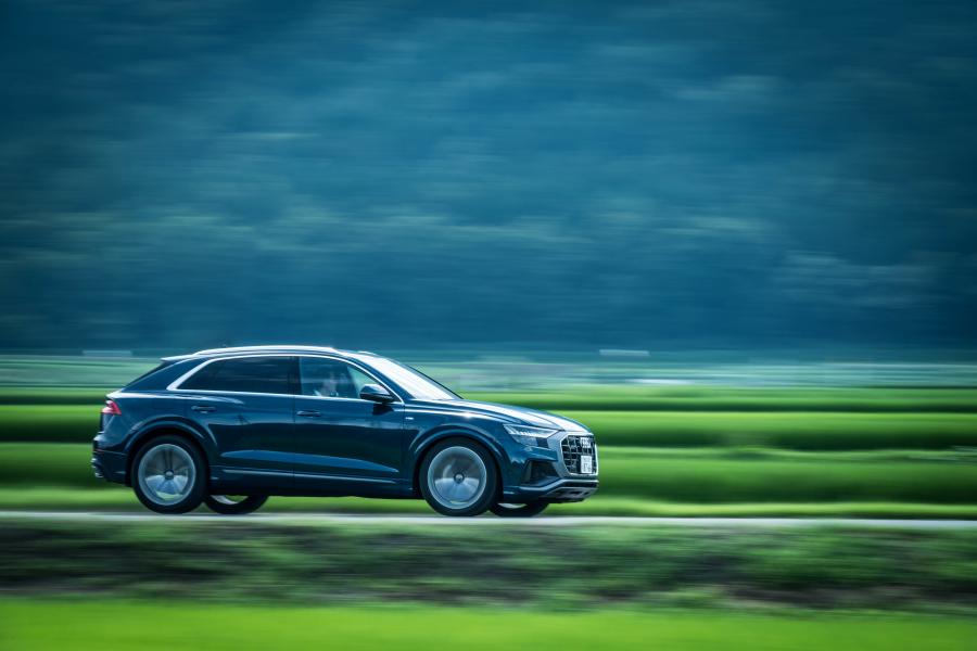  Audi Q8 55 TFSI Quattro S-Line 2019 года  (JP) (фото 16 из 37)